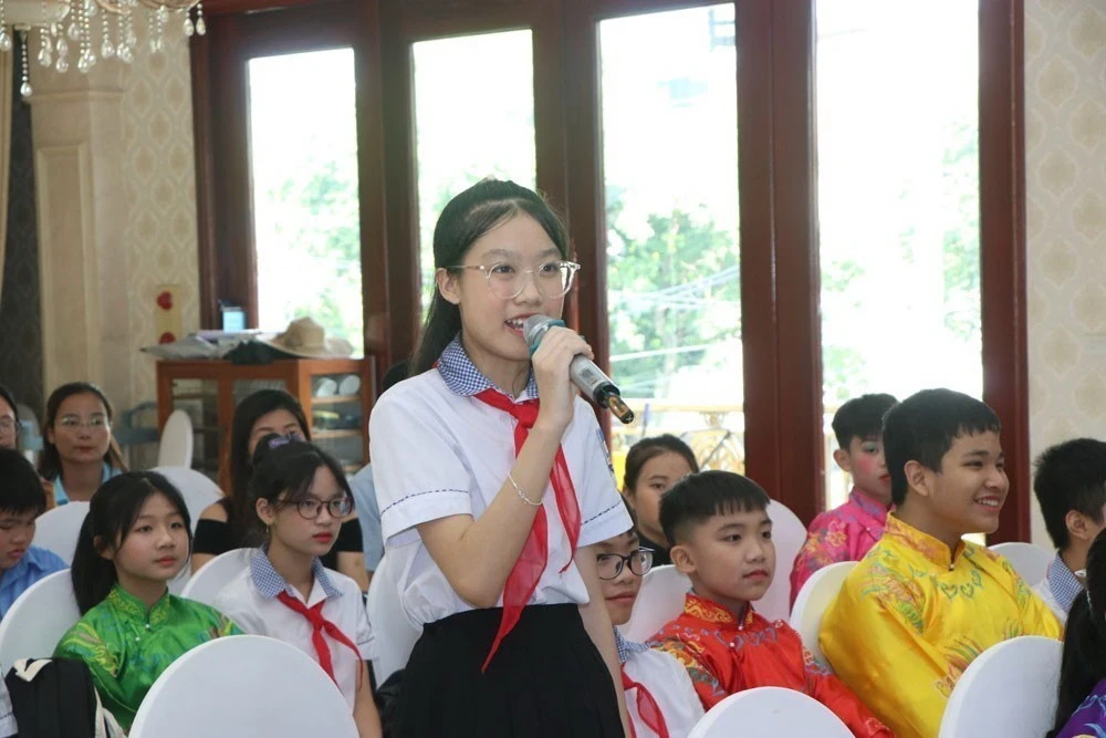 Trẻ em đặt câu hỏi đối thoại tại Diễn đàn trẻ em tỉnh Hải Dương năm 2023. (Ảnh: Mạnh Minh/TTXVN)