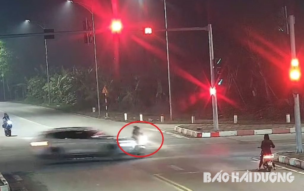 Đi xe máy vượt đèn đỏ, đâm vào ô tô, 1 thiếu niên ở Nam Sách tử vong