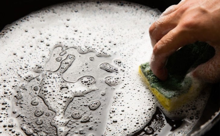 Bạn nên chùi rửa đáy nồi bằng chất tẩy rửa chuyên dụng để loại bỏ thức ăn, dầu mỡ 