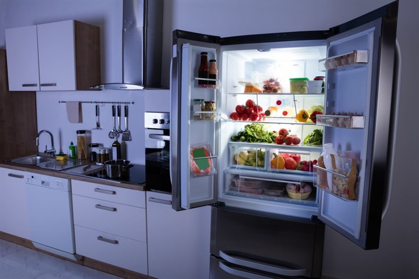 Bạn dọn trống tủ lạnh để việc vệ sinh được thuận tiện.