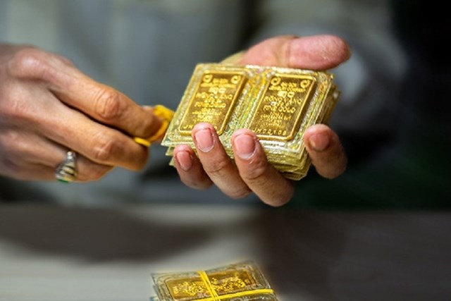 Từ hôm nay (10/10), mua vàng hơn 1 chỉ phải chuyển khoản