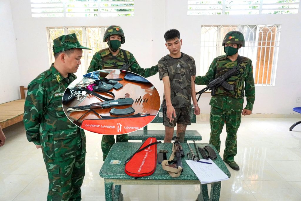 Nam thanh niên SN 2000 mang theo AK khi làm thủ tục xuất cảnh sang Campuchia